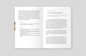 doppelinnenseite, textseiten, links mit fußnoten und literatur, rechts beginn eines beitrags autorin – titel – untertitel – fließtext