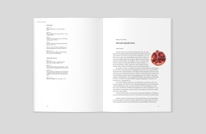 doppelinnenseite, linke seite eine spalte fußnoten, rechte seite beginn des beitrags mit autorinnennamen, titel, fließtext und farbiger textabbildung