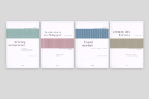 covers der bände 1–4, querbalken mit muster aus satzzeichen in weiß, hinterlegt mit einer metallicfarbe