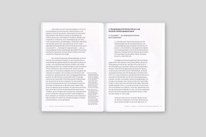 Doppelinnenseite – Textseiten mit Fußnoten in der Marginalspalte, Überschrift, Unterüberschrift und Zitaten