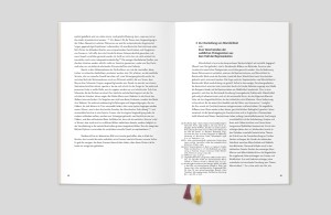 doppelinnenseite, textseiten, rechte seite mit fußnoten in marginalspalte (innenliegend)