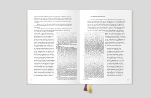 doppelinnenseite, textseiten mit fußnoten in marginalspalte (innenliegend)