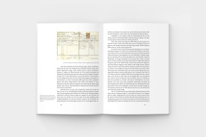 Doppelseite mit Text und historischen Bildern