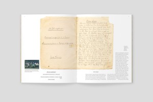 kochbuch doppelseite, in der mitte abbildung der original-kursmitschriften, links foto des jahrganges 1919 des Hauswirtschaftskurses mit Paula Holzinger