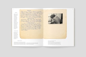 kochbuch doppelseite, in der mitte abbildung der original-kursmitschrift in kurrentschrift, rundherum transkription in lateinschrift, rechte seite foto von paula gaigg (holzinger) in ihrer küche um 1960