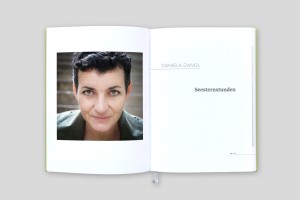 doppelinnenseite – beginn der geschichte, links quadratisches autor:innenporträt, rechts autor:innenname in versalien, titel in serifenschrift bold