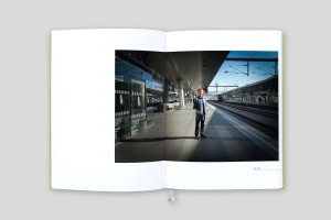 doppelinnenseite – querformatiges farbfoto der autorin über beide seiten