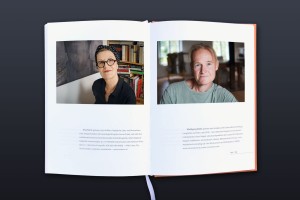 doppelinnenseite – links und rechts querformatige porträts der fotografin und des herausgebers, darunter biografien