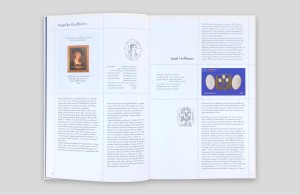 doppelinnenseite, auf beiden seiten je eine briefmarke inkl. stempel, daten und hintergrundinformationen in deutsch und englisch in zwei verschiedenen schriften und farben