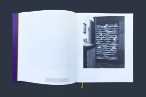 Doppelinnenseite – links: Bildlegende unten, rechts: hochformatiges SW-Foto