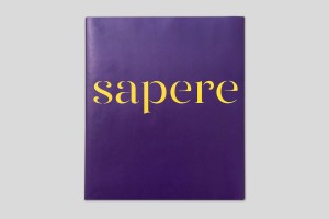 Vorderseite, violettes Hardcover mit Schutzumschlag, Schriftzug in gelb „sapere“