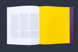 Doppelinnenseite – Inhaltsangabe auf deutsch, italienisch und englisch, gelbes Nachsatzpapier