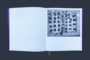 Doppelinnenseite – links: Bildlegende, rechts: querformatiges SW-Foto