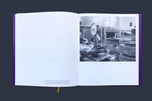 Doppelinnenseite – links: Bildlegende, rechts: querformatiges SW-Foto