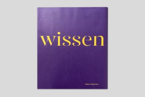 Rückseite, violettes Hardcover mit Schutzumschlag, Schriftzug in gelb „wissen“
