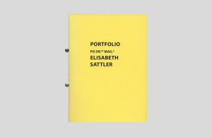Cover für das Portfolio von Elisabeth Sattler, Professorin für Kunst- und Kulturpädagogik, das Portfolio besteht aus den drei Broschüren, die mit Buchbinderschrauben zusammengehalten werden.