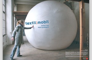Plakat für das aus einem Workshop mit Ute Neuber entstandene Projekt »textil:mobil« der Abteilung Textil – freie, angewandte und experimentelle künstlerische Praxis an der Universität für angewandte Kunst Wien.