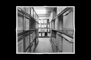 green-line Folder aufgefaltet Vorderseite SW-Foto mit Archiv des anthropologischen Labors des Commitees on Missing Persons
