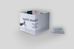 textil:mobil-Folder mit abgezogener Banderole, aufgeklappt, Vorderseite sichtbar