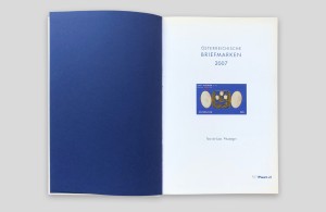 doppelinnenseite: links blaues vorsatzpapier, rechts titel mit briefmarke vom cover abgebildet