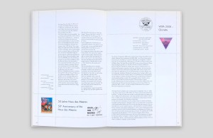 doppelinnenseite, auf beiden seiten je eine briefmarke inkl. stempel, daten und hintergrundinformationen in deutsch und englisch in zwei verschiedenen schriften und farben
