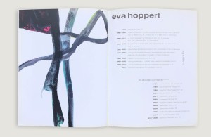 Katalog »Eva Hoppert Werke 2008–2009« Innenseiten mit künstlerischer Arbeit und rechts Biografie der Künstlerin