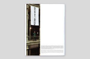 katalog »käthe leichter« von cornelia mittendorfer: katalogrückseite mit fotografie der fahne käthe leichter bei einer ausstellung im semperdepot