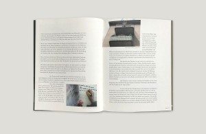 Katalog „Kunst & Soziale Praxis – work in progress“, Innenseiten mit Einleitungstext und Farbfotos