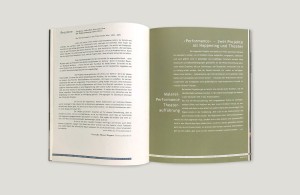 Katalog „Kunst & Soziale Praxis – work in progress“, Innenseiten mit Kapitelbeginn und Übersichtsseite der jeweiligen Projekte