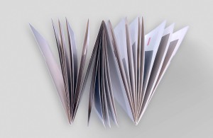 Katalog für das Projekt »textil:mobil« in drei Teilen, die durch das Zick-Zack-Cover miteinander verbunden sind