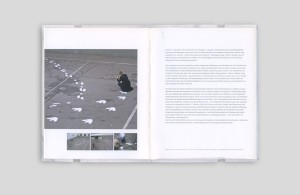 Katalog für das Projekt »textil:mobil«, Innenseiten Text »eine tour parforce« von Barbara Putz-Plecko, Farbfotos