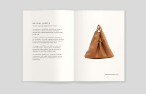 lookbook, katalog natural nuance, doppelinnenseite, links text, rechts abbildung einer tasche