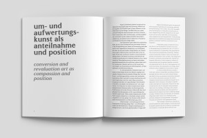 Katalog-Innenseite Regina Zachhalmel Werkgruppen, Einleitungstext: „um- und aufwertungskunst als anteilnahme und position“