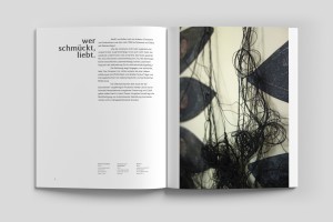 Katalog-Innenseite Regina Zachhalmel Werkgruppen, Kapitelbeginn: „Wer schmückt, liebt“
