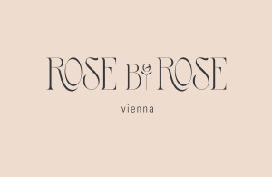 rose by rose logo schriftzug mit symbol, dunkel auf hellem grund