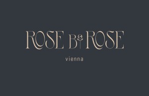 rose by rose logo schriftzug mit symbol, hell auf dunklem grund